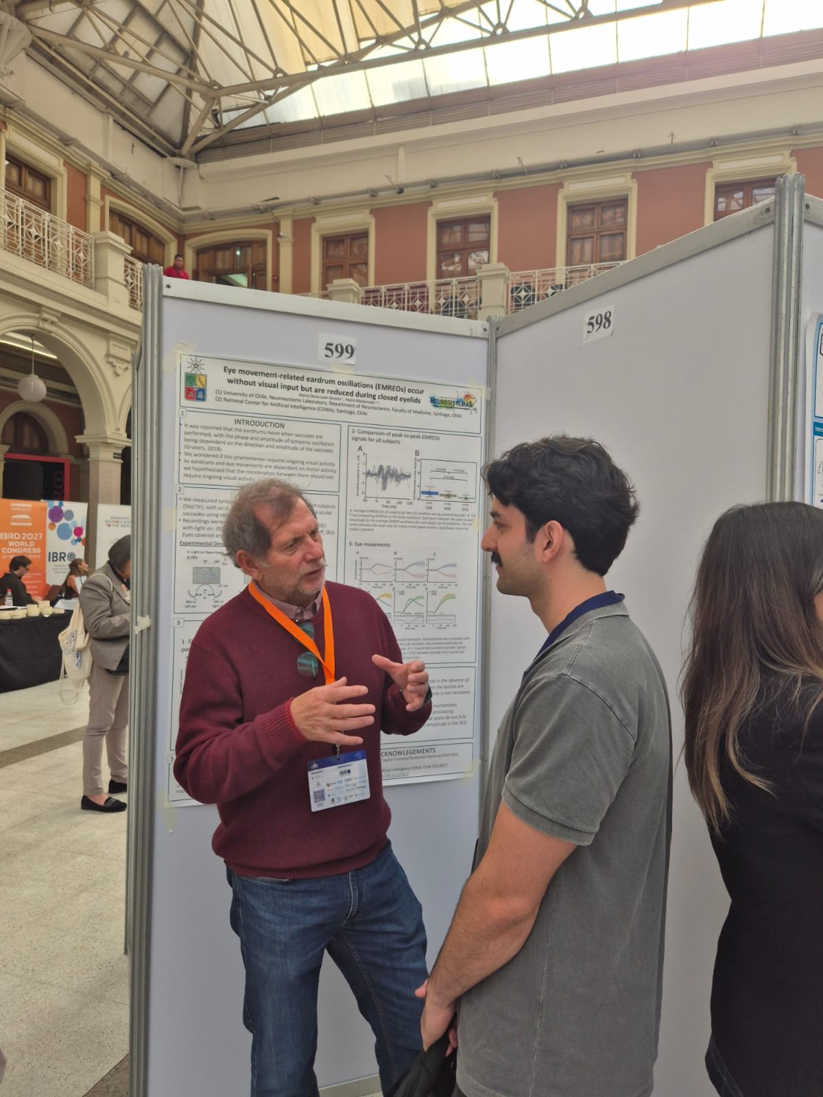 Discusión frente al póster 599 del Laboratorio de Neurosistemas