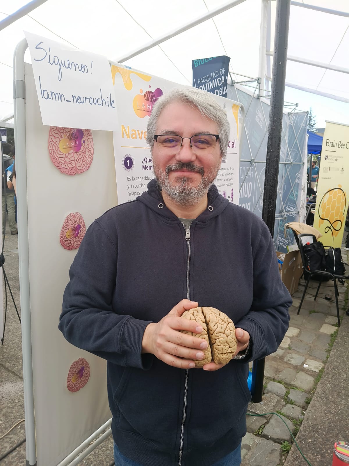 Cerebro humano real exhibido en el stand de navegación espacial y memoria en NeuroFest 2026