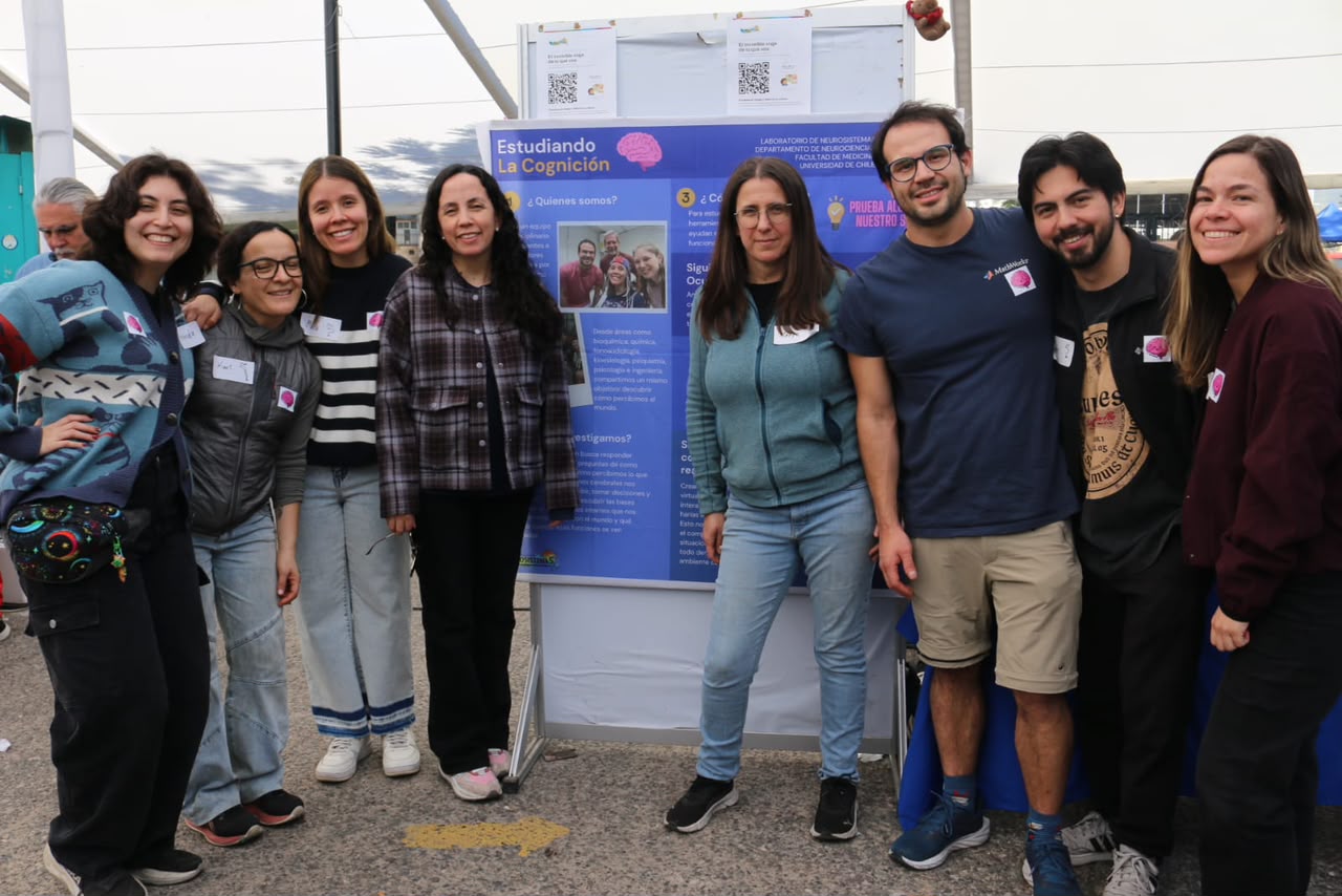 Equipo del Departamento de Neurociencia junto al póster Estudiando la Cognición en NeuroFest 2026