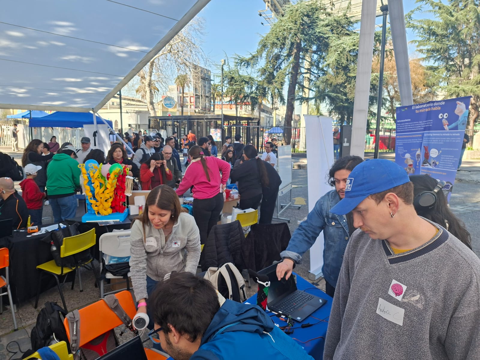 Stand del Departamento de Neurociencia con equipos de registro de mirada y actividad cerebral en NeuroFest 2026