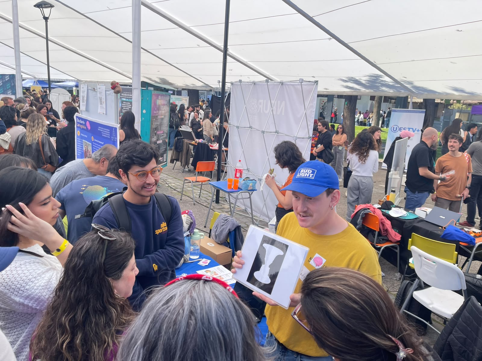 Demostración de una figura ambigua en uno de los stands del Departamento de Neurociencia