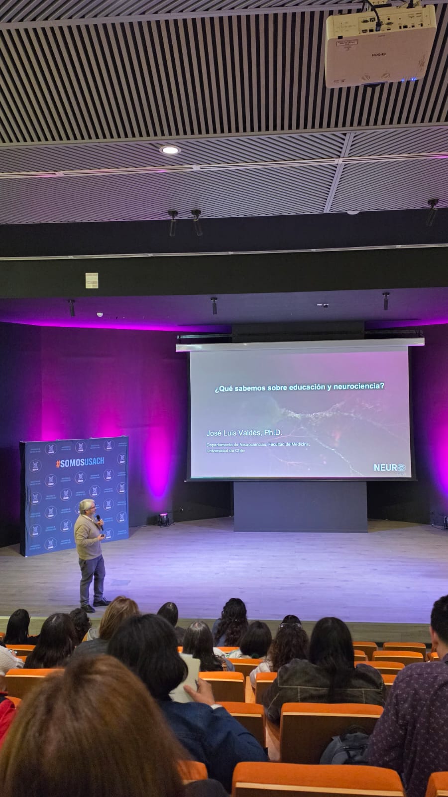El Prof. José Luis Valdés, director del Departamento de Neurociencia, durante su charla en NeuroFest 2026
